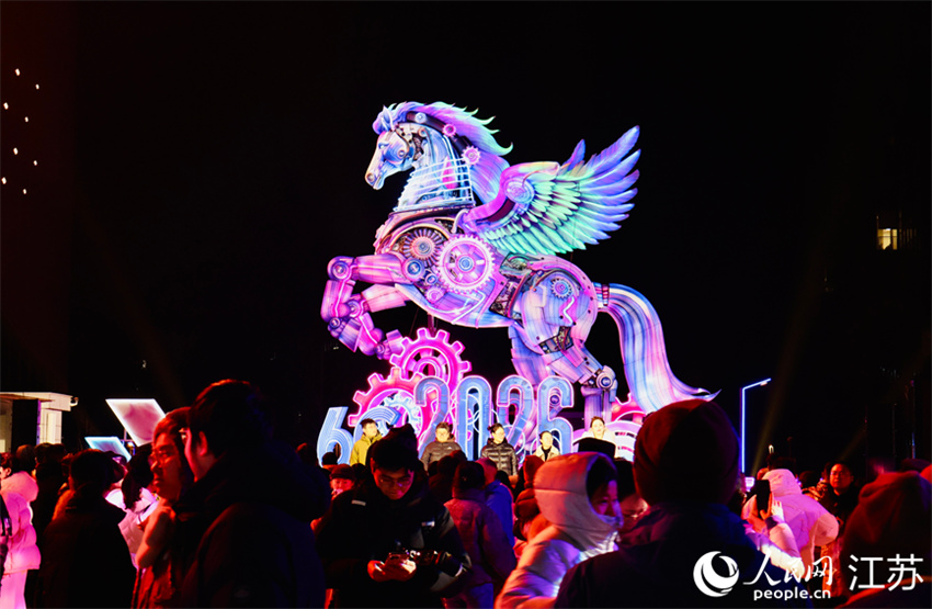 40ª edição do Festival das Lanternas de Qinhuai é inaugurada em Nanjing