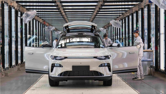 Produção e venda de automóveis na China ultrapassa 34 milhões de unidades em 2025 A indústria automobilística chinesa voltou a atrair a atenção internacional. Desde as montadoras chinesas que conquistaram o público global na Consumer Electronics Show, em Las Vegas, até o Canadá, anunciando ajustes em sua política de importação de veículos elétricos chineses, o entusiasmo global pelos automóveis da China continua aumentando.Em 2025, a produção e as vendas de automóveis na China ultrapassaram 34 milhões de unidades. Em particular, a produção e as vendas de veículos de nova energia (NEV) ultrapassaram 16 milhões de unidades cada, liderando o ranking global pelo 11º ano consecutivo. Esses resultados impressionantes ressaltam o forte ímpeto da indústria para a inovação e sua liderança no desenvolvimento sustentável.
