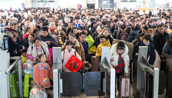 China registra mais de 1,4 bilhão de viagens inter-regionais na primeira semana da temporada da Festa da Primavera A China testemunhou mais de 1,4 bilhão de viagens inter-regionais de passageiros durante a primeira semana da alta temporada de viagens relativa à Festa da Primavera de 2026, informaram as autoridades de transporte nesta segunda-feira.De 2 a 8 de fevereiro, as viagens rodoviárias ultrapassaram 1,3 bilhão, enquanto as ferrovias transportaram mais de 86 milhões de passageiros. As viagens de passageiros por via navegável ultrapassaram 4,9 milhões, e as viagens de passageiros pela aviação civil ultrapassaram 16 milhões, de acordo com o Ministério dos Transportes.