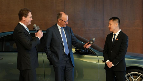 Chanceler alemão Merz promove cooperação durante visitas a empresas chinesasO chanceler alemão Friedrich Merz fez um test drive no novo Mercedes-Benz Classe S em Beijing na manhã desta quinta-feira, experimentando o sistema inteligente de assistência à condução durante sua visita oficial à China."É incrível. Acho que é uma das tecnologias do futuro para a mobilidade", disse Merz após a experiência, elogiando a estreita cooperação entre fabricantes alemãs e a tecnologia chinesa.