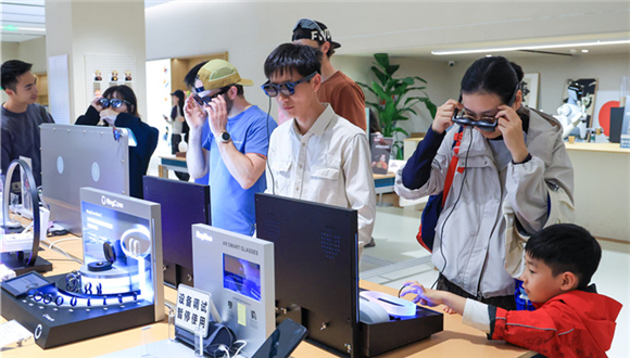 Vendas de óculos com IA disparam na China durante o Festival da Primavera Durante o Festival da Primavera de 2026, as vendas de óculos de IA registraram crescimento assinalável. Na área comercial de Huaqiangbei, na cidade de Shenzhen, as vendas de óculos de IA aumentaram de 70% a 80% em relação aos níveis habituais, enquanto a receita total de produtos tecnológicos cresceu 35% em comparação com o ano anterior, tornando os óculos de IA um popular “presente tecnológico de Ano Novo”.