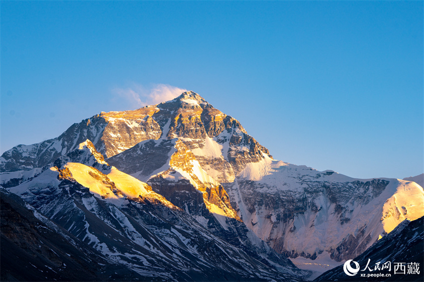 Número de visitantes na área cênica do Monte Qomolangma durante o Festival da Primavera bate recorde