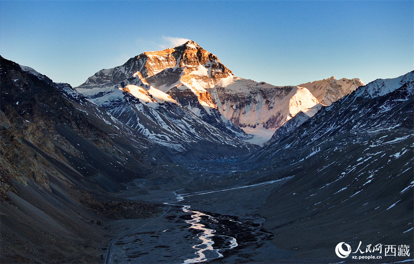 Número de visitantes na área cênica do Monte Qomolangma durante o Festival da Primavera bate recorde