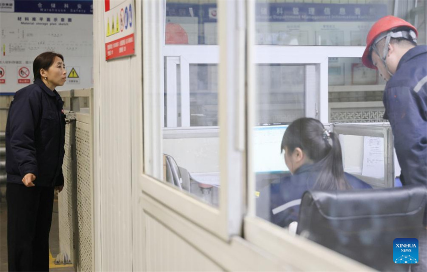 Deputada da Assembleia Popular Nacional transmite vozes da indústria a partir da base