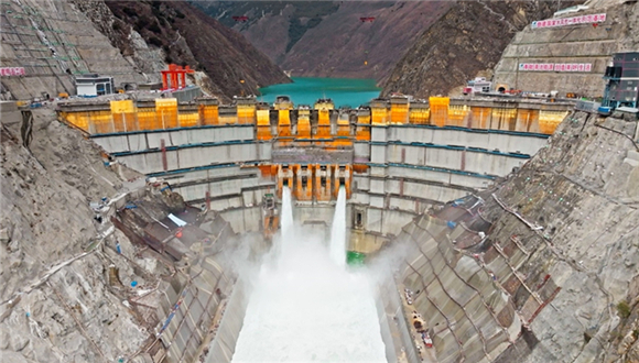 Projetos de energia limpa, tecnologia e bem-estar social impulsionam investimentos para o Plano Quinquenal Províncias e cidades em toda a China iniciaram uma nova senda de grandes projetos, após o feriado do Festival da Primavera, com investimentos direcionados a energia limpa, tecnologia e bem-estar social – um início promissor para o 15º Plano Quinquenal (2026-2030), segundo analistas.O condado de Baiyu, na província de Sichuan, sudoeste da China, realizou no domingo uma cerimônia de lançamento da pedra fundamental para grandes projetos programados para o primeiro trimestre de 2026. Os projetos abrangem áreas-chave, incluindo energia limpa, mineração verde e desenvolvimento integrado de energia, serviços públicos, proteção ambiental e infraestrutura, informou o jornal Sichuan Economic Daily.