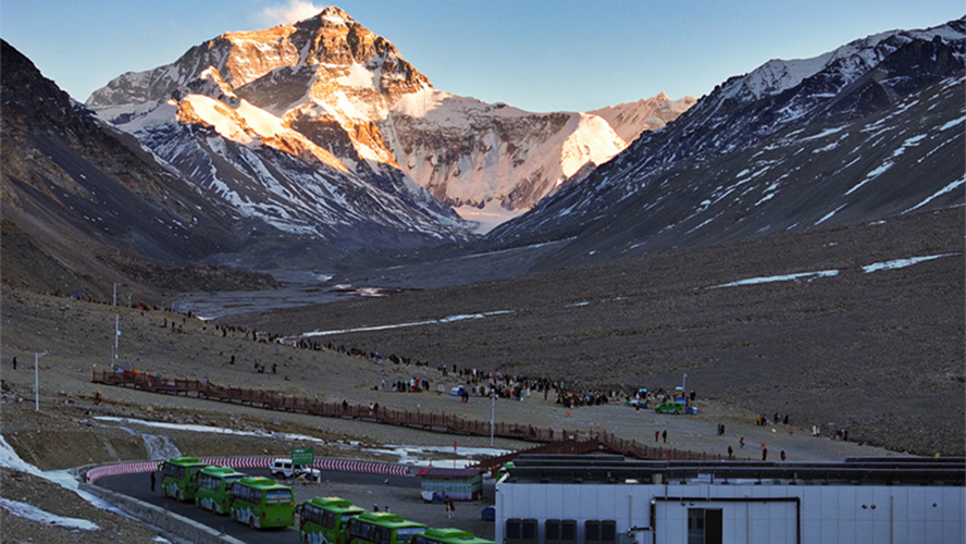 Número de visitantes na área cênica do Monte Qomolangma durante o Festival da Primavera bate recorde