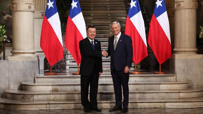 Enviado chinês participa da posse do presidente chileno Ni Hong, enviado especial do presidente chinês, Xi Jinping, participou da cerimônia de posse presidencial chilena na cidade de Valparaíso na quarta-feira, a convite do governo chileno.