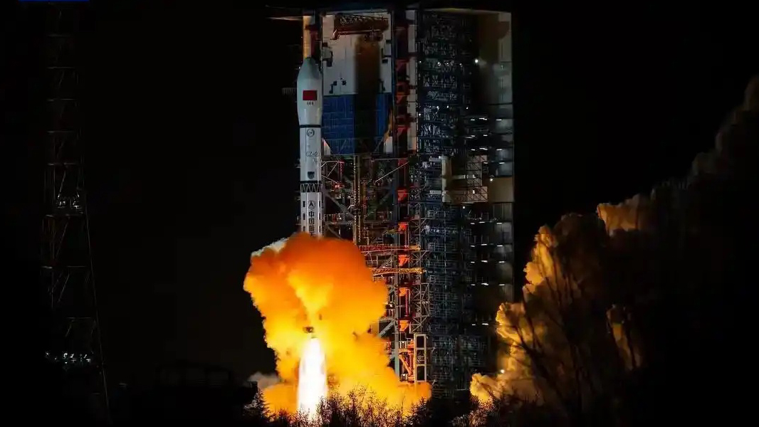 China lança dois novos satélites de teste