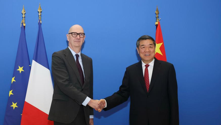 China e França se comprometem a aprofundar cooperação econômica e financeira O vice-primeiro-ministro chinês, He Lifeng, e o ministro das Finanças francês, Roland Lescure, mantiveram, na segunda-feira, em Paris, discussões aprofundadas sobre os recentes desenvolvimentos na cooperação econômica e financeira entre a China e a França, bem como sobre outras questões de interesse comum.