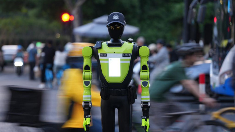 Robôs de gestão de tráfego "entram em serviço" nas ruas de Hangzhou