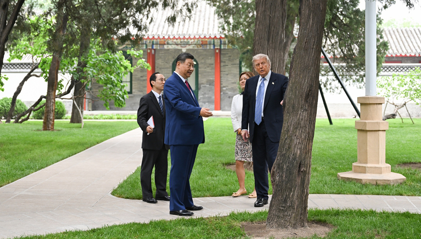 Xi Jinping e Trump realizam reunião privada em Beijing O presidente chinês, Xi Jinping, e o presidente norte-americano, Donald Trump, realizaram uma reunião restrita nesta sexta-feira em Beijing.Observando que a visita de Trump foi histórica e marcante, Xi disse que os dois lados estabeleceram uma nova visão para a construção de um relacionamento construtivo de estabilidade estratégica entre a China e os Estados Unidos.