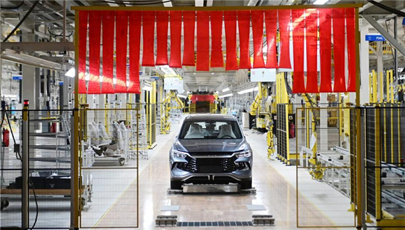 Investimento direto da China no exterior cresce 3,9% entre janeiro e abril O investimento direto da China no exterior em todos os setores atingiu 429,42 bilhões de yuans (US$ 62,88 bilhões) nos primeiros quatro meses de 2026, representando um aumento de 3,9% em relação ao mesmo período do ano passado, segundo dados oficiais divulgados nesta terça-feira.Durante o período, do total dos investimentos diretos no exterior em todos os setores e denominados em yuan (moeda chinesa), investidores domésticos da China realizaram investimentos diretos não financeiros em 5.231 empresas no exterior, espalhadas por 142 países e regiões, com o valor total dos investimentos chegando a 315,74 bilhões de yuan, uma queda anual de 13,9%, de acordo com dados divulgados pelo Ministério do Comércio e pela Administração Estatal de Divisas.