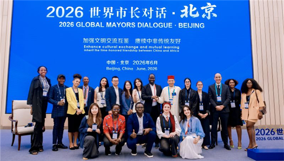 China e África fortalecem amizade tradicional com intercâmbios culturais e aprendizagem mútua Recentemente, o “Diálogo Global de Prefeitos de 2026 – Beijing” foi realizado em Beijing. Mais de 30 representantes de cidades de seis países africanos, incluindo Marrocos, Seychelles, Tunísia e Senegal, juntamente com representantes da Federação Mundial de Cidades Turísticas, reuniram-se para discutir temas como intercâmbio cultural e cooperação urbana, explorando conjuntamente novos caminhos para o intercâmbio interpessoal e o desenvolvimento coordenado entre a China e a África.