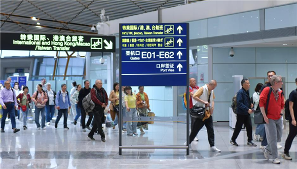 Viagens transfronteiriças pelos portos de Beijing ultrapassam 10 milhões em meados de junho O número total de viagens transfronteiriças pelos portos de entrada de Beijing ultrapassou 10 milhões na segunda-feira, marcando um aumento de 10,5% em relação ao ano anterior e atingindo o marco meio mês antes do previsto face a 2025, informou a Estação Geral de Inspeção de Fronteiras de Entrada e Saída de Beijing.Durante o período, do total dos investimentos diretos no exterior em todos os setores e denominados em yuan (moeda chinesa), investidores domésticos da China realizaram investimentos diretos não financeiros em 5.231 empresas no exterior, espalhadas por 142 países e regiões, com o valor total dos investimentos chegando a 315,74 bilhões de yuan, uma queda anual de 13,9%, de acordo com dados divulgados pelo Ministério do Comércio e pela Administração Estatal de Divisas.