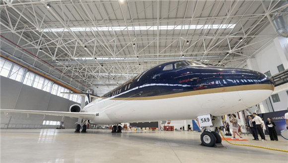 Primeiro avião executivo C909 CBJ de fabricação chinesa entra em operação comercial Na tarde de 22 de junho, o primeiro avião executivo C909 CBJ, de fabricação chinesa, decolou do Aeroporto Internacional Hongqiao de Shanghai, com destino ao Aeroporto Internacional Capital de Beijing, entrando oficialmente em operação comercial. Por enquanto, Shanghai será a principal base operacional do jato executivo CBJ.O CBJ é um dos principais resultados do desenvolvimento da família de aeronaves C909 da COMAC (Commercial Aircraft Corporation of China), sendo posicionado como um jato executivo de grande porte e alto nível, com configuração personalizada. A cabine é mais ampla e pode ser ajustada de forma flexível entre 12 e 29 assentos.