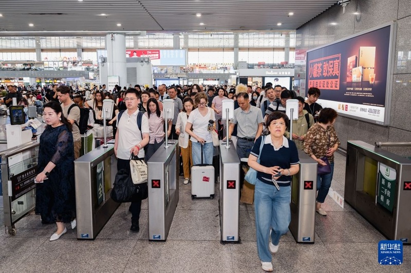 China inicia alta temporada de transporte ferroviário de passageiros no verão