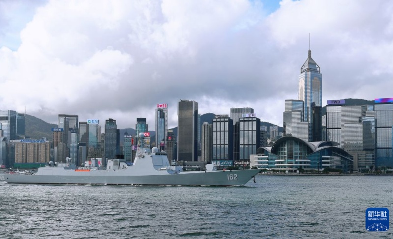 Esquadra da Marinha chinesa chega a Hong Kong para celebrações do 29º aniversário do retorno da RAEHK à pátria