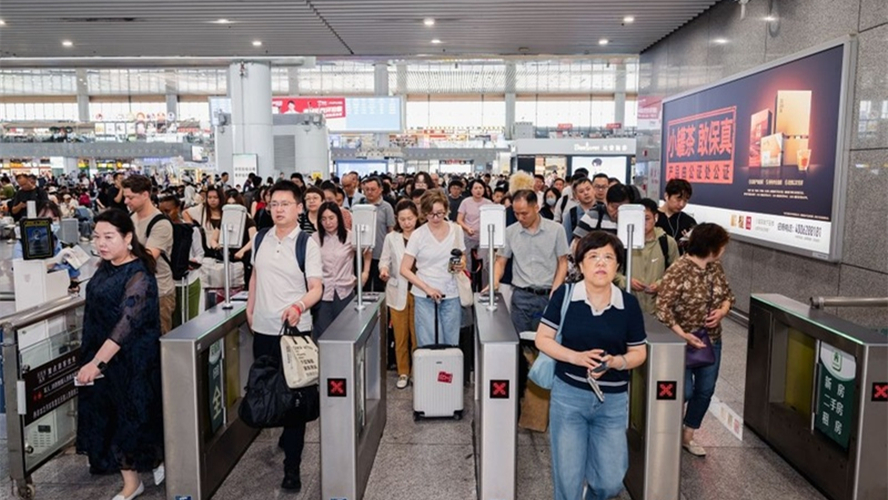 China inicia alta temporada de transporte ferroviário de passageiros no verão