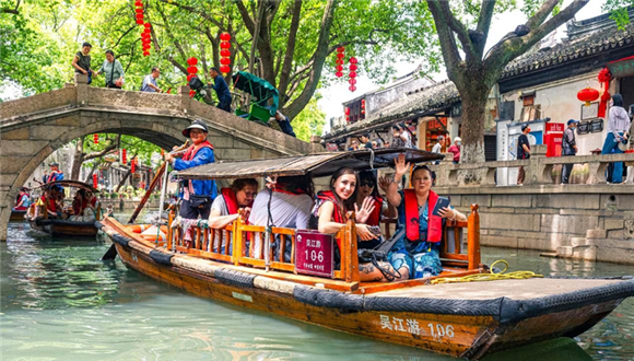 Crescimento do turismo receptivo reflete uma China mais aberta e conectada Um evento recente de promoção do turismo receptivo, realizado nas margens do Rio Lijiang, em Guilin, na Região Autônoma da Etnia Zhuang de Guangxi, no sul da China, destacou as tendências significativas que estão remodelando o setor de viagens receptivas na China.Durante o período, do total dos investimentos diretos no exterior em todos os setores e denominados em yuan (moeda chinesa), investidores domésticos da China realizaram investimentos diretos não financeiros em 5.231 empresas no exterior, espalhadas por 142 países e regiões, com o valor total dos investimentos chegando a 315,74 bilhões de yuan, uma queda anual de 13,9%, de acordo com dados divulgados pelo Ministério do Comércio e pela Administração Estatal de Divisas.