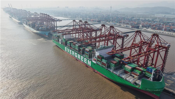 China abriga oito dos 10 maiores portos do mundo em movimentação de cargas A China abriga oito dos 10 maiores portos do mundo em movimentação de cargas em 2025, afirmou um funcionário do setor de transportes na terça-feira (30).No ano passado, a movimentação de cargas nos portos chineses atingiu 18,3 bilhões de toneladas, a movimentação de contêineres chegou a 354 milhões de TEUs (unidades equivalentes a vinte pés) e a frota de navios mercantes de propriedade chinesa alcançou 490 milhões de toneladas de porte bruto, todas as quais ocupam o primeiro lugar globalmente, disse Li Xinghu, vice-ministro dos Transportes, numa coletiva de imprensa.
