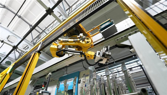 Equipamentos inteligentes e manufatura de ponta impulsionam o crescimento da indústria de máquinas da China no primeiro semestre A indústria de máquinas da China registrou crescimento constante no primeiro semestre de 2026, impulsionada por um aumento na fabricação de equipamentos inteligentes e máquinas-ferramenta de ponta, segundo dados divulgados na quinta-feira (6) pela Federação da Indústria de Máquinas da China.