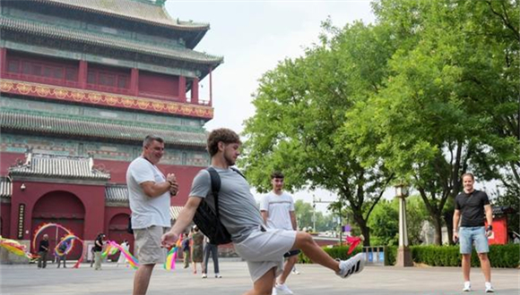 "China Cool" atrai visitantes internacionais para além dos destinos tradicionais Uma nova onda de turismo receptivo está ganhando força na China neste verão, com visitantes internacionais em busca de experiências locais mais autênticas sob o conceito de "China Cool".Os gastos de turistas internacionais aumentaram 72,9% em relação ao ano anterior desde junho, com destinos como Harbin, Dalian, Changchun, Guiyang e Xining juntando-se aos locais turísticos tradicionais.O condado de Tonglu, na província de Zhejiang, atraiu viajantes estrangeiros com atividades como rafting, kart e parapente, enquanto os parques aquáticos cobertos do distrito de Changxing atraíram multidões.