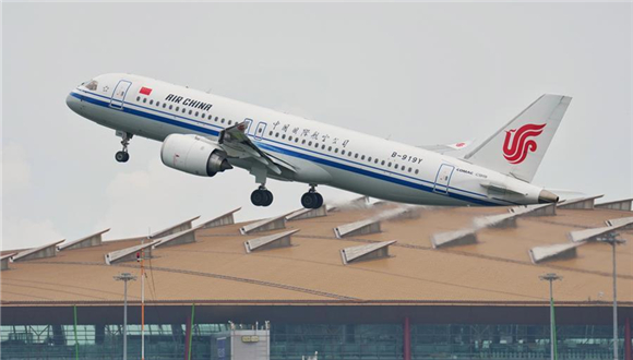 Melhores momentos do primeiro voo comercial internacional do jato de passageiros C919 O C919, uma aeronave de passageiros desenvolvida pela China, pousou com segurança no novo aeroporto de Ulan Bator, na Mongólia, na tarde de quarta-feira, após decolar do Aeroporto Internacional da Capital de Beijing, marcando a conclusão do primeiro voo comercial internacional programado de passageiros da aeronave.O C919 é o primeiro jato de passageiros de grande porte desenvolvido pela China de forma independente, em conformidade com os padrões internacionais de aeronavegabilidade e registrado com direitos de propriedade intelectual próprios.