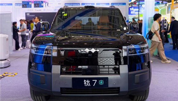 Participação nas vendas de veículos elétricos da China supera 60% em julho As vendas de veículos elétricos (VE) da China em julho de 2026 representaram mais de 60% das vendas mensais de carros novos pela primeira vez, enquanto a participação acumulada nos primeiros sete meses do ano também ultrapassou 50%, segundo dados do setor divulgados na quarta-feira.Somente em julho, a produção e as vendas de VEs atingiram mais de 1,57 milhão e 1,56 milhão de unidades, respectivamente, um aumento de 26,8% e 23,7% em relação ao ano anterior, de acordo com dados da Associação Chinesa de Fabricantes de Automóveis (CAAM).