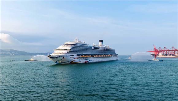 Navio de fabricação chinesa inicia seu primeiro cruzeiro internacionalO Adora Magic City, o primeiro grande navio de cruzeiro fabricado na China, partiu na quinta-feira (13) de um porto de cruzeiros internacionais em Shenzhen, na província de Guangdong, marcando o início de suas operações de cruzeiro internacional na Grande Área da Baía Guangdong-Hong Kong-Macau.Com quase 4.600 passageiros a bordo para um itinerário de cinco dias e quatro noites, o navio, operado pela Adora Cruises, seguiu em direção a Hue (Chan May), no Vietnã.