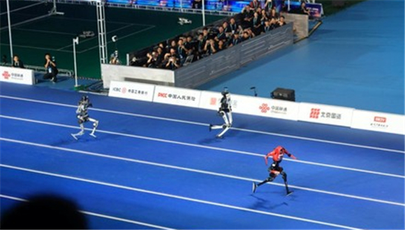 Robôs humanoides quebram recordes atléticos humanos nos Jogos de BeijingRobôs humanoides quebraram diversos recordes atléticos humanos de longa data nos Jogos Mundiais de Robôs Humanoides de 2026, em Beijing, no domingo, destacando os rápidos avanços em suas capacidades físicas.Os jogos, com duração de cinco dias, reuniram 666 equipes e 2.056 robôs de 16 países e regiões em seis continentes para competir em 51 eventos.