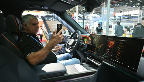 Exportações de automóveis da China devem ultrapassar 10 milhões de unidades em 2026 As exportações de automóveis da China devem ultrapassar 10 milhões de unidades este ano, disseram especialistas do setor, recentemente, no Fórum Global de Cooperação e Desenvolvimento de Veículos de Nova Energia de 2026 (GNEV2026, na sigla em inglês).Jiang Yaoping, vice-ministro do Comércio da China, afirmou que atingir a marca de 10 milhões de unidades exportadas representará um salto histórico para a indústria automobilística do país.