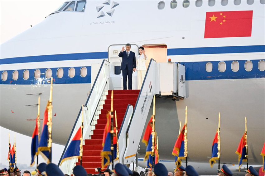 Xi Jinping chega ao Cairo para visita de Estado ao Egito