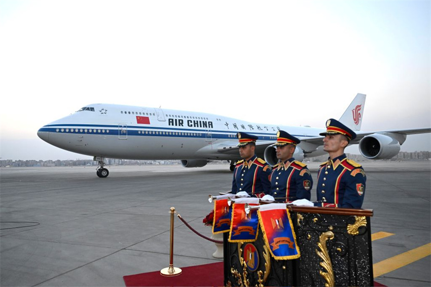 Xi Jinping chega ao Cairo para visita de Estado ao Egito