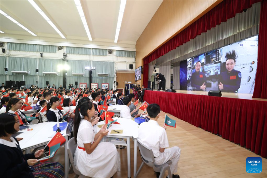 Estudantes de Hong Kong e Macau interagem com a tripulação da Shenzhou-23 em órbita durante a 