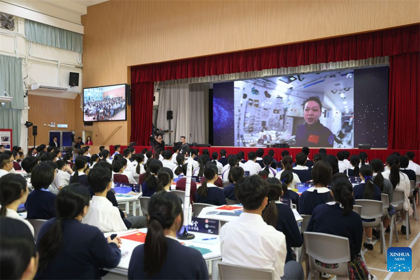 Estudantes de Hong Kong e Macau interagem com a tripulação da Shenzhou-23 em órbita durante a 