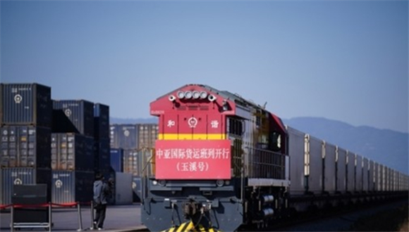 Ferrovia China-Laos registra crescimento de 31,5% no valor do comércio A Ferrovia China-Laos movimentou 3,822 milhões de toneladas métricas de mercadorias transfronteiriças, avaliadas em 23,38 bilhões de yuans (US$ 3,49 bilhões), nos primeiros oito meses de 2026, informou a Alfândega de Kunming.O valor total de importações e exportações cresceu anualmente 31,5%, com as exportações totalizando 11,24 bilhões de yuans e as importações, 12,14 bilhões de yuans. As importações tornaram-se cada vez mais diversificadas: frutas tropicais, como duriões e mangostões, somaram 5,26 bilhões de yuans, uma alta de 12,3%, enquanto as importações de minério metálico a granel atingiram 2,49 bilhões de yuans, um aumento de 28,7%.