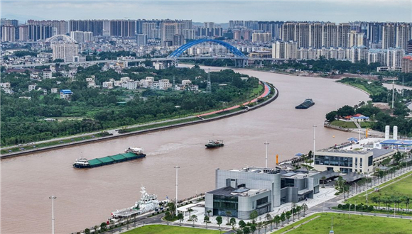 Canal de Pinglu entra oficialmente em operação e abre novo corredor de transporte fluvial-marítimo no sudoeste da ChinaEntrou oficialmente em operação nesta quarta-feira(16) o Canal de Pinglu, primeiro canal construído sob coordenação nacional desde a fundação da República Popular da China com o objetivo de conectar rios ao mar. A inauguração marca a criação de uma nova grande artéria de transporte hidroviário que liga diretamente as regiões do sudoeste da China ao mar.