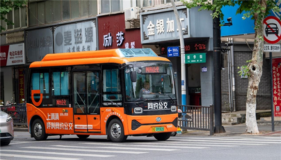 Mais de 200 milhões de viagens de mobilidade verde são realizadas diariamente na ChinaÀs 8h da manhã, no distrito de Chaoyang, em Beijing, um morador de sobrenome Wang escaneou um código QR para desbloquear uma bicicleta compartilhada. Ele fixou o celular no guidão, acionou um aplicativo de navegação e pedalou os seis quilômetros até sua loja de artigos para animais de estimação.