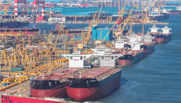 Vislumbre da "Fábrica do Futuro" de construção naval em Dalian, no nordeste da ChinaLocalizado na Zona Econômica da Ilha Changxing, na cidade de Dalian, província de Liaoning, nordeste da China, o parque industrial da Hengli Heavy Industries inaugurou sua "Fábrica Oceânica" — uma base de construção naval sustentável — no início de 2023. Sua "Fábrica do Futuro" entrou em operação no início de 2025, especializando-se na fabricação de embarcações sustentáveis de alto valor agregado — variando de superpetroleiros e navios de transporte de gás liquefeito de grande porte a navios porta-contêineres gigantescos — além de equipamentos de engenharia naval de ponta.