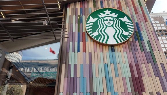 Starbucks expande presença na China com estreia em Xinjiang A gigante internacional Starbucks inaugurou, na terça-feira, duas lojas na Região Autônoma Uigur de Xinjiang, no noroeste da China, marcando sua estreia na região e sua mais recente expansão no país, que é seu segundo maior mercado, atrás apenas dos Estados Unidos.As lojas estão localizadas em Urumqi, a capital regional: uma no icônico Grande Bazar e a outra no Aeroporto Internacional Urumqi Tianshan.