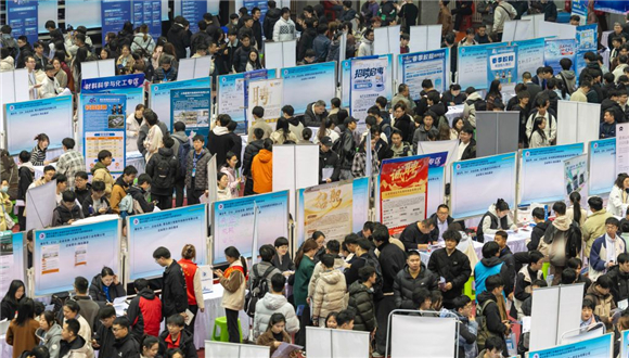 China cria 10,5 milhões de empregos urbanos em 9 mesesA China continuará priorizando a promoção do emprego durante o período do 15º Plano Quinquenal (2026-2030), com base no progresso alcançado na estabilização do mercado de trabalho, disseram autoridades no sábado (10).Dados divulgados pelo Ministério de Recursos Humanos e Segurança Social mostram que cerca de 10,52 milhões de pessoas encontraram emprego em áreas urbanas nos primeiros nove meses de 2026, atingindo 87,7% da meta anual. A taxa de desemprego urbano ficou em média em 5,2% nos primeiros oito meses do ano.